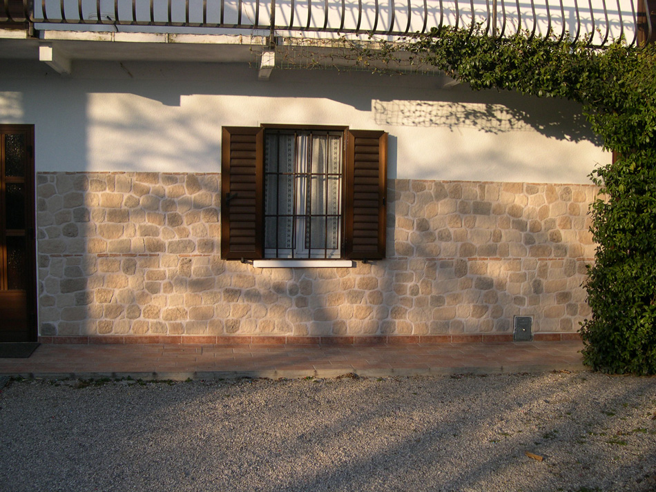 Rivestimento di muro esterno con problemi di umidit. pannelli in finta pietra modello Vecchio Mulino 001