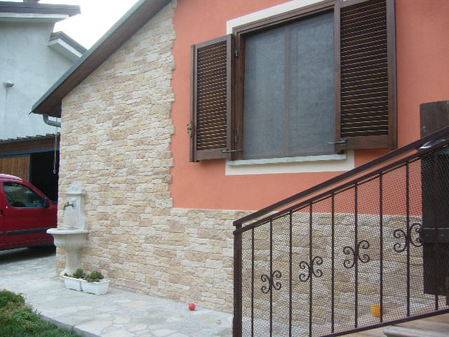 Finta pietra modello assisi 001 Rivestimentomuroesternofintapietra