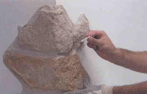 Montaggio e stuccatura di pannelli in finta pietra Rivestimentomuroesternofintapietra