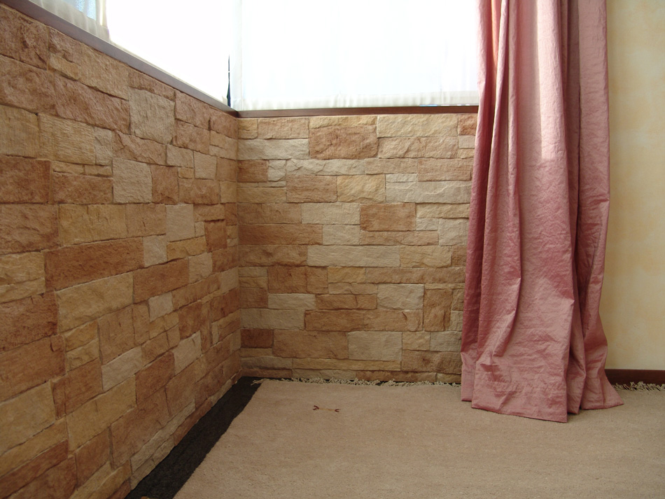 Muretto interno rivestito con pannelli in finta pietra modello Assisi 001